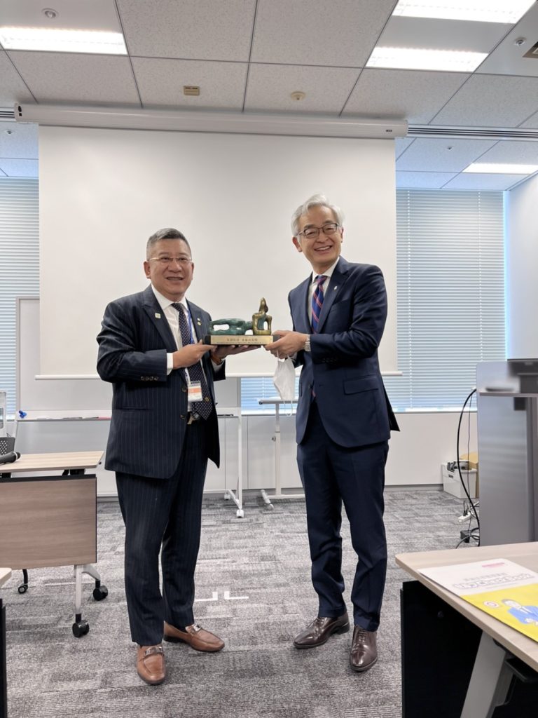 圖說:租服全聯會理事長鄭俊傑(左)以及「日管協」會長塩見紀昭(右),互贈紀念品表達友好情誼。